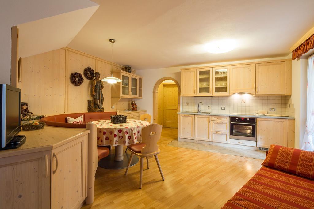 Alpin Apartments Colfosco Kamer foto